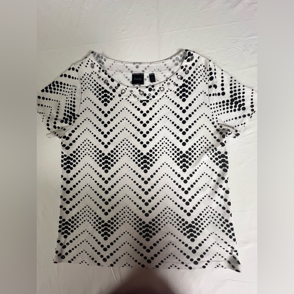 RAFAELLA BLACK & WHITE CHEVRON PATTERNED WOMENS SHORT SLEEVE TOP. SIZE LARGE